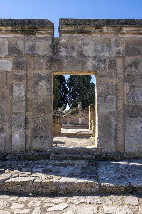 Maison de la cascade dans le quartier d'habitations romaines. Utique est un site archéologique localisé à l'emplacement d'une ancienne cité portuaire fondée par les Phéniciens dans l'Antiquité. Il est situé au nord de l'actuelle Tunisie, à une trentaine de kilomètres au nord-ouest de Carthage. La ville aurait été fondée en 1101 avt JC en tant que comptoir commercial phénicien. Elle est réputée comme l'une des plus anciennes villes de la Méditerranée occidentale.