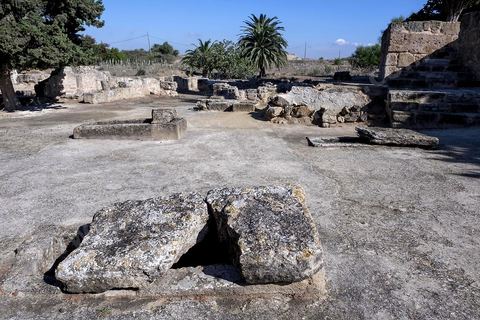 Tombes de la Nécropole punique. Utique est un site archéologique localisé à l'emplacement d'une ancienne cité portuaire fondée par les Phéniciens dans l'Antiquité. Il est situé au nord de l'actuelle Tunisie, à une trentaine de kilomètres au nord-ouest de Carthage. La ville aurait été fondée en 1101 avt JC en tant que comptoir commercial phénicien. Elle est réputée comme l'une des plus anciennes villes de la Méditerranée occidentale.