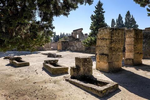 Tombes de la Nécropole punique. Utique est un site archéologique localisé à l'emplacement d'une ancienne cité portuaire fondée par les Phéniciens dans l'Antiquité. Il est situé au nord de l'actuelle Tunisie, à une trentaine de kilomètres au nord-ouest de Carthage. La ville aurait été fondée en 1101 avt JC en tant que comptoir commercial phénicien. Elle est réputée comme l'une des plus anciennes villes de la Méditerranée occidentale.