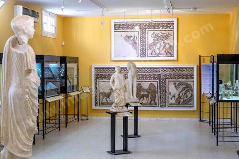 Musée du site archéologique romain de Utique. Utique est un site archéologique localisé à l'emplacement d'une ancienne cité portuaire fondée par les Phéniciens dans l'Antiquité. Il est situé au nord de l'actuelle Tunisie, à une trentaine de kilomètres au nord-ouest de Carthage. La ville aurait été fondée en 1101 avt JC en tant que comptoir commercial phénicien. Elle est réputée comme l'une des plus anciennes villes de la Méditerranée occidentale.