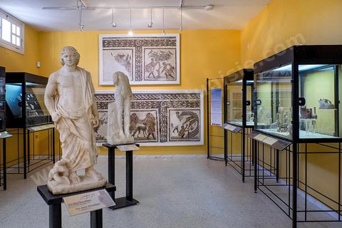 Musée du site archéologique romain de Utique. Utique est un site archéologique localisé à l'emplacement d'une ancienne cité portuaire fondée par les Phéniciens dans l'Antiquité. Il est situé au nord de l'actuelle Tunisie, à une trentaine de kilomètres au nord-ouest de Carthage. La ville aurait été fondée en 1101 avt JC en tant que comptoir commercial phénicien. Elle est réputée comme l'une des plus anciennes villes de la Méditerranée occidentale.
