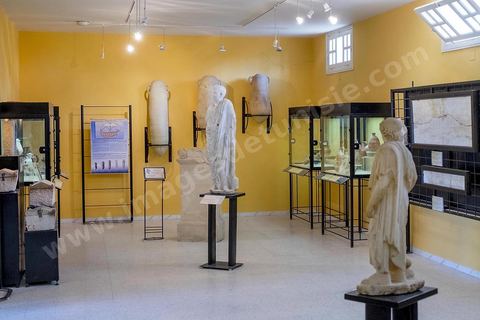 Musée du site archéologique romain de Utique. Utique est un site archéologique localisé à l'emplacement d'une ancienne cité portuaire fondée par les Phéniciens dans l'Antiquité. Il est situé au nord de l'actuelle Tunisie, à une trentaine de kilomètres au nord-ouest de Carthage. La ville aurait été fondée en 1101 avt JC en tant que comptoir commercial phénicien. Elle est réputée comme l'une des plus anciennes villes de la Méditerranée occidentale.