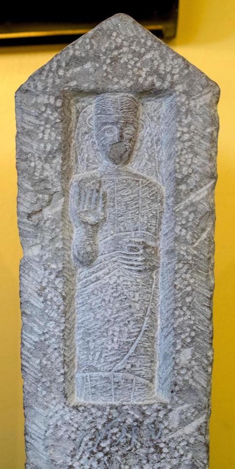 Musée du site archéologique romain de Utique. Utique est un site archéologique localisé à l'emplacement d'une ancienne cité portuaire fondée par les Phéniciens dans l'Antiquité. Il est situé au nord de l'actuelle Tunisie, à une trentaine de kilomètres au nord-ouest de Carthage. La ville aurait été fondée en 1101 avt JC en tant que comptoir commercial phénicien. Elle est réputée comme l'une des plus anciennes villes de la Méditerranée occidentale.