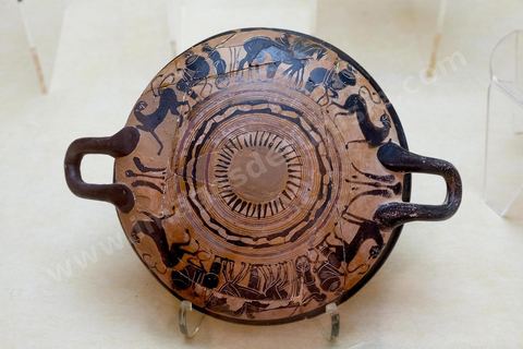 Musée du site archéologique romain de Utique. Utique est un site archéologique localisé à l'emplacement d'une ancienne cité portuaire fondée par les Phéniciens dans l'Antiquité. Il est situé au nord de l'actuelle Tunisie, à une trentaine de kilomètres au nord-ouest de Carthage. La ville aurait été fondée en 1101 avt JC en tant que comptoir commercial phénicien. Elle est réputée comme l'une des plus anciennes villes de la Méditerranée occidentale.