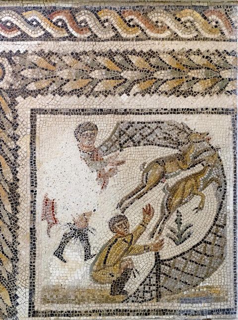 Musée du site archéologique romain de Utique. Utique est un site archéologique localisé à l'emplacement d'une ancienne cité portuaire fondée par les Phéniciens dans l'Antiquité. Il est situé au nord de l'actuelle Tunisie, à une trentaine de kilomètres au nord-ouest de Carthage. La ville aurait été fondée en 1101 avt JC en tant que comptoir commercial phénicien. Elle est réputée comme l'une des plus anciennes villes de la Méditerranée occidentale.