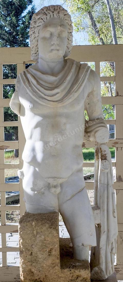 Musée du site archéologique romain de Utique. Utique est un site archéologique localisé à l'emplacement d'une ancienne cité portuaire fondée par les Phéniciens dans l'Antiquité. Il est situé au nord de l'actuelle Tunisie, à une trentaine de kilomètres au nord-ouest de Carthage. La ville aurait été fondée en 1101 avt JC en tant que comptoir commercial phénicien. Elle est réputée comme l'une des plus anciennes villes de la Méditerranée occidentale.