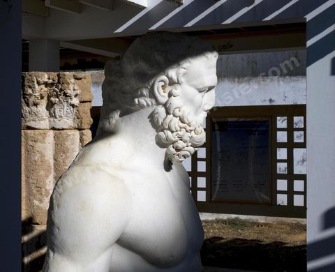 Musée du site archéologique romain de Utique. Utique est un site archéologique localisé à l'emplacement d'une ancienne cité portuaire fondée par les Phéniciens dans l'Antiquité. Il est situé au nord de l'actuelle Tunisie, à une trentaine de kilomètres au nord-ouest de Carthage. La ville aurait été fondée en 1101 avt JC en tant que comptoir commercial phénicien. Elle est réputée comme l'une des plus anciennes villes de la Méditerranée occidentale.