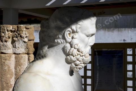 Musée du site archéologique romain de Utique. Utique est un site archéologique localisé à l'emplacement d'une ancienne cité portuaire fondée par les Phéniciens dans l'Antiquité. Il est situé au nord de l'actuelle Tunisie, à une trentaine de kilomètres au nord-ouest de Carthage. La ville aurait été fondée en 1101 avt JC en tant que comptoir commercial phénicien. Elle est réputée comme l'une des plus anciennes villes de la Méditerranée occidentale.