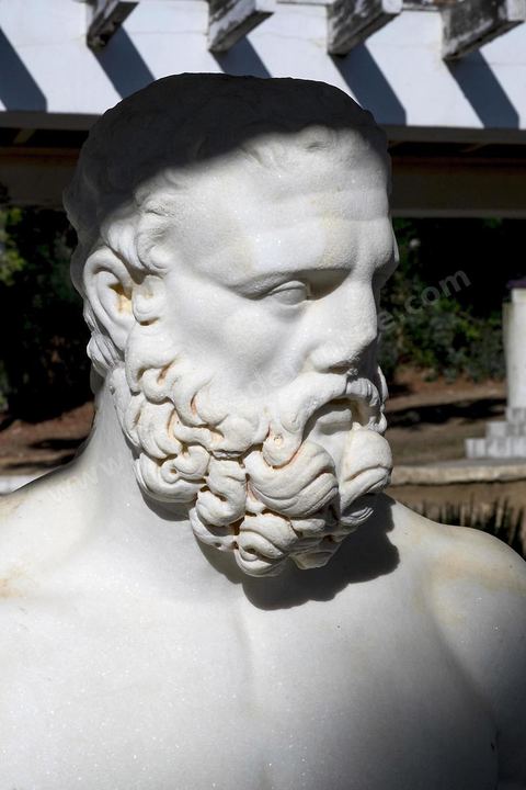 Musée du site archéologique romain de Utique. Utique est un site archéologique localisé à l'emplacement d'une ancienne cité portuaire fondée par les Phéniciens dans l'Antiquité. Il est situé au nord de l'actuelle Tunisie, à une trentaine de kilomètres au nord-ouest de Carthage. La ville aurait été fondée en 1101 avt JC en tant que comptoir commercial phénicien. Elle est réputée comme l'une des plus anciennes villes de la Méditerranée occidentale.