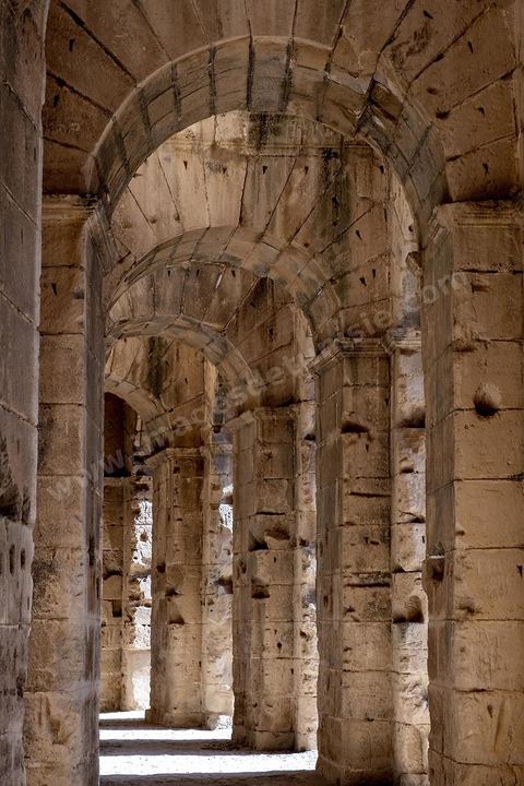 Amphithéâtre romain de El Djem. C’est le monument romain d’Afrique du Nord, de loin le plus imposant, sa silhouette ronde et massive s’élève dans une plaine plate et désertique qui le laisse voir à très longue distance. De forme presque elliptique, le monument mesure 149 m de long sur 124 m de large et 36m de haut. Les gradins, aujourd’hui disparus et partiellement reconstitués, pouvaient accueillir jusqu’à 30.000 spectateurs