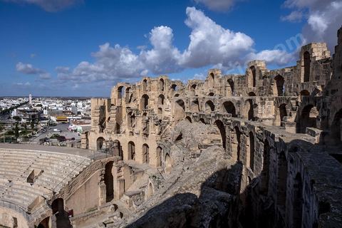 Amphithéâtre romain de El Djem. C’est le monument romain d’Afrique du Nord, de loin le plus imposant, sa silhouette ronde et massive s’élève dans une plaine plate et désertique qui le laisse voir à très longue distance. De forme presque elliptique, le monument mesure 149 m de long sur 124 m de large et 36m de haut. Les gradins, aujourd’hui disparus et partiellement reconstitués, pouvaient accueillir jusqu’à 30.000 spectateurs