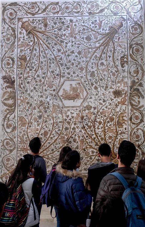 Le musée archéologique de El Djem, cité antique de Thysdrus, a été aménagé à l’emplacement d’une villa romaine dont il restitue l’organisation spatiale : une cour centrale entourée d’un péristyle – préau – qui donne accès aux chambres. Là, sont exposés des objets – sculptures, tableaux en mosaïque, céramique, etc. – provenant de campagnes de fouilles menées à Thysdrus aussi bien que dans les environs de la cité.