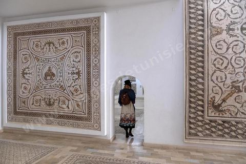 Le musée archéologique de El Djem, cité antique de Thysdrus, a été aménagé à l’emplacement d’une villa romaine dont il restitue l’organisation spatiale : une cour centrale entourée d’un péristyle – préau – qui donne accès aux chambres. Là, sont exposés des objets – sculptures, tableaux en mosaïque, céramique, etc. – provenant de campagnes de fouilles menées à Thysdrus aussi bien que dans les environs de la cité.