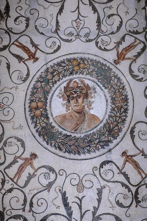 Détail de la mosaïque du Génie de l'Année, milieu du IIème siècle après JC. Le musée archéologique de El Djem, cité antique de Thysdrus, a été aménagé à l’emplacement d’une villa romaine dont il restitue l’organisation spatiale : une cour centrale entourée d’un péristyle – préau – qui donne accès aux chambres. Là, sont exposés des objets – sculptures, tableaux en mosaïque, céramique, etc. – provenant de campagnes de fouilles menées à Thysdrus aussi bien que dans les environs de la cité.