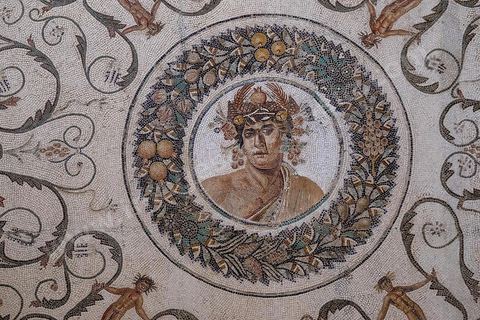 Détail de la mosaïque du Génie de l'Année, milieu du IIème siècle après JC. Le musée archéologique de El Djem, cité antique de Thysdrus, a été aménagé à l’emplacement d’une villa romaine dont il restitue l’organisation spatiale : une cour centrale entourée d’un péristyle – préau – qui donne accès aux chambres. Là, sont exposés des objets – sculptures, tableaux en mosaïque, céramique, etc. – provenant de campagnes de fouilles menées à Thysdrus aussi bien que dans les environs de la cité.