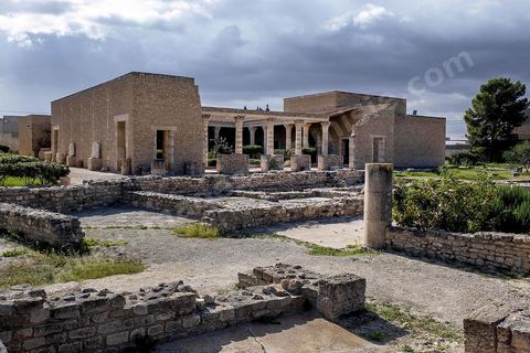 Au coeur du musée archéologique de El Djem, cité antique de Thysdrus, il a été procédé à la reconstitution, grandeur nature, de « la maison d’Africa », une somptueuse demeure aristocratique édifiée vers les années 170 ap. J.C. découverte fortuitement dans les années 1990 et qui tire son appellation de deux tableaux en mosaïque figurant, dans leur médaillon central, l’un la déesse Africa, l’autre la province d’Afrique, seules représentations connues du continent africain. 