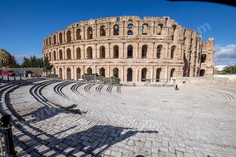 Amphithéâtre romain de El Djem. C’est le monument romain d’Afrique du Nord, de loin le plus imposant, sa silhouette ronde et massive s’élève dans une plaine plate et désertique qui le laisse voir à très longue distance. De forme presque elliptique, le monument mesure 149 m de long sur 124 m de large et 36m de haut. Les gradins, aujourd’hui disparus et partiellement reconstitués, pouvaient accueillir jusqu’à 30.000 spectateurs