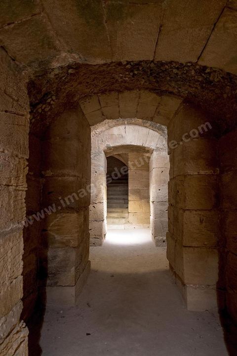 Amphithéâtre romain de El Djem. C’est le monument romain d’Afrique du Nord, de loin le plus imposant, sa silhouette ronde et massive s’élève dans une plaine plate et désertique qui le laisse voir à très longue distance. De forme presque elliptique, le monument mesure 149 m de long sur 124 m de large et 36m de haut. Les gradins, aujourd’hui disparus et partiellement reconstitués, pouvaient accueillir jusqu’à 30.000 spectateurs