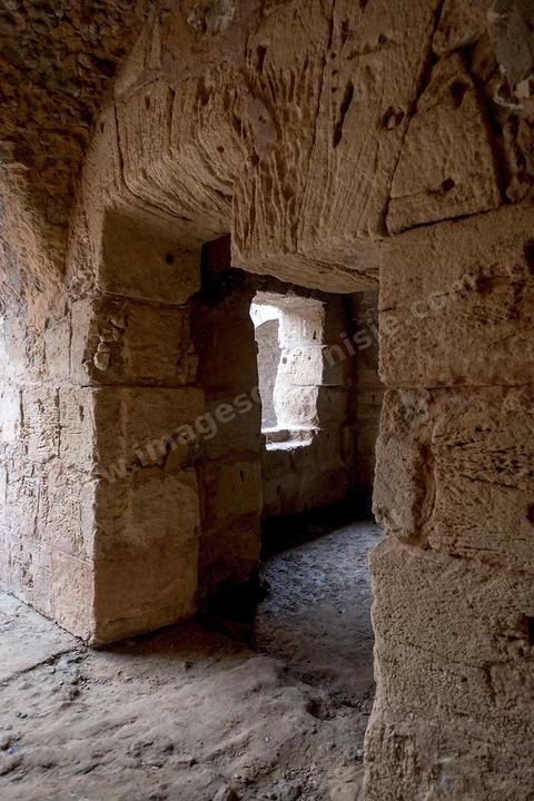 Amphithéâtre romain de El Djem. C’est le monument romain d’Afrique du Nord, de loin le plus imposant, sa silhouette ronde et massive s’élève dans une plaine plate et désertique qui le laisse voir à très longue distance. De forme presque elliptique, le monument mesure 149 m de long sur 124 m de large et 36m de haut. Les gradins, aujourd’hui disparus et partiellement reconstitués, pouvaient accueillir jusqu’à 30.000 spectateurs