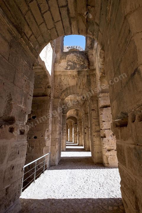 Amphithéâtre romain de El Djem. C’est le monument romain d’Afrique du Nord, de loin le plus imposant, sa silhouette ronde et massive s’élève dans une plaine plate et désertique qui le laisse voir à très longue distance. De forme presque elliptique, le monument mesure 149 m de long sur 124 m de large et 36m de haut. Les gradins, aujourd’hui disparus et partiellement reconstitués, pouvaient accueillir jusqu’à 30.000 spectateurs