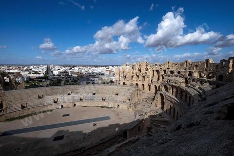 Amphithéâtre romain de El Djem. C’est le monument romain d’Afrique du Nord, de loin le plus imposant, sa silhouette ronde et massive s’élève dans une plaine plate et désertique qui le laisse voir à très longue distance. De forme presque elliptique, le monument mesure 149 m de long sur 124 m de large et 36m de haut. Les gradins, aujourd’hui disparus et partiellement reconstitués, pouvaient accueillir jusqu’à 30.000 spectateurs