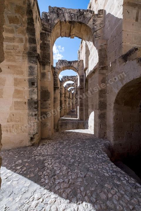 Amphithéâtre romain de El Djem. C’est le monument romain d’Afrique du Nord, de loin le plus imposant, sa silhouette ronde et massive s’élève dans une plaine plate et désertique qui le laisse voir à très longue distance. De forme presque elliptique, le monument mesure 149 m de long sur 124 m de large et 36m de haut. Les gradins, aujourd’hui disparus et partiellement reconstitués, pouvaient accueillir jusqu’à 30.000 spectateurs
