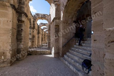 Amphithéâtre romain de El Djem. C’est le monument romain d’Afrique du Nord, de loin le plus imposant, sa silhouette ronde et massive s’élève dans une plaine plate et désertique qui le laisse voir à très longue distance. De forme presque elliptique, le monument mesure 149 m de long sur 124 m de large et 36m de haut. Les gradins, aujourd’hui disparus et partiellement reconstitués, pouvaient accueillir jusqu’à 30.000 spectateurs