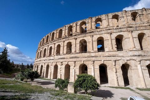 Amphithéâtre romain de El Djem. C’est le monument romain d’Afrique du Nord, de loin le plus imposant, sa silhouette ronde et massive s’élève dans une plaine plate et désertique qui le laisse voir à très longue distance. De forme presque elliptique, le monument mesure 149 m de long sur 124 m de large et 36m de haut. Les gradins, aujourd’hui disparus et partiellement reconstitués, pouvaient accueillir jusqu’à 30.000 spectateurs