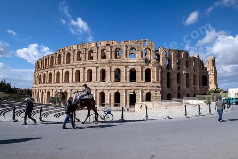 Amphithéâtre romain de El Djem. C’est le monument romain d’Afrique du Nord, de loin le plus imposant, sa silhouette ronde et massive s’élève dans une plaine plate et désertique qui le laisse voir à très longue distance. De forme presque elliptique, le monument mesure 149 m de long sur 124 m de large et 36m de haut. Les gradins, aujourd’hui disparus et partiellement reconstitués, pouvaient accueillir jusqu’à 30.000 spectateurs