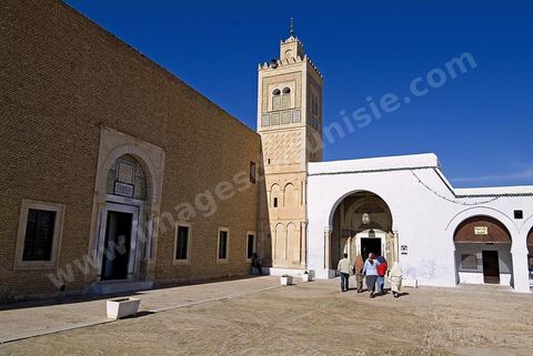 Cour d'entrée et minaret de la zoauia Sidi Sahab ou mosquée du Barbier à Kairouan