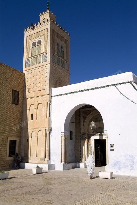 Cour d'entrée et minaret de la zoauia Sidi Sahab ou mosquée du Barbier à Kairouan