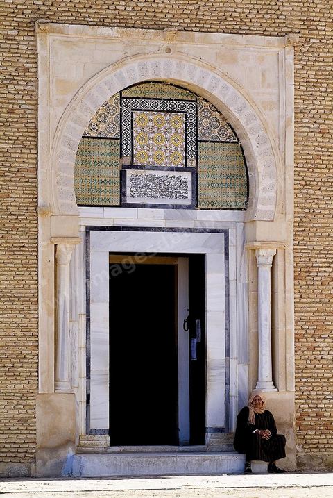 Cour d'entrée et minaret de la zoauia Sidi Sahab ou mosquée du Barbier à Kairouan