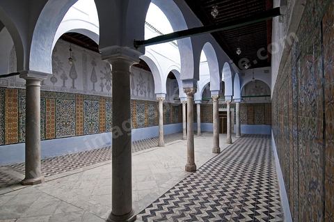 Patio à colonnade dans la Zaouia de Sidi Sahab ou mosquée du Barbier à Kairouan