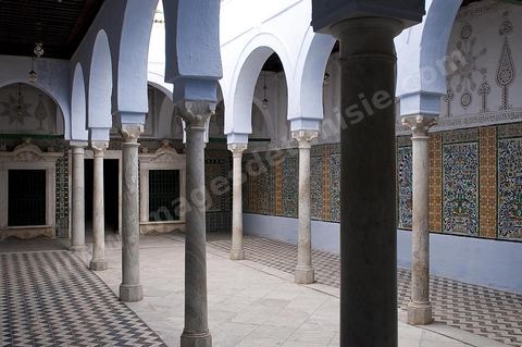 Patio à colonnade dans la Zaouia de Sidi Sahab ou mosquée du Barbier à Kairouan