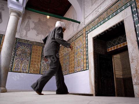 Scène quotidienne de visite à la zaouia Sidi Sahab ou mosquée du Barbier à Kairouan