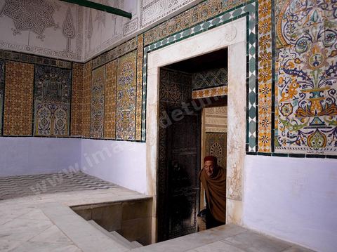 Gardien de la zoauia Sidi Sahab ou mosquée du Barbier à Kairouan