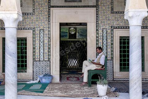 28 juin 2015 : Dans le mausolée Sid Sahbi à Kairouan, des hommes attendent la rupture du jeune en lisant le Coran