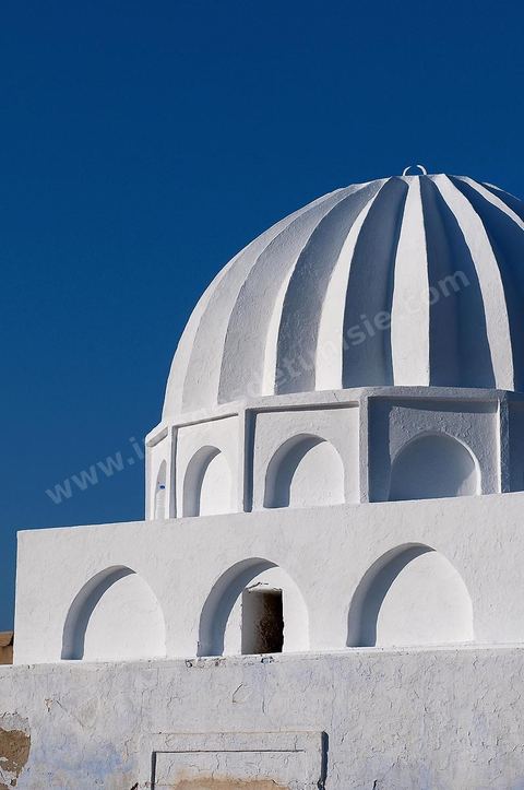 Coupole d'un mausolée près des bassins des Aghlabides à Kairouan