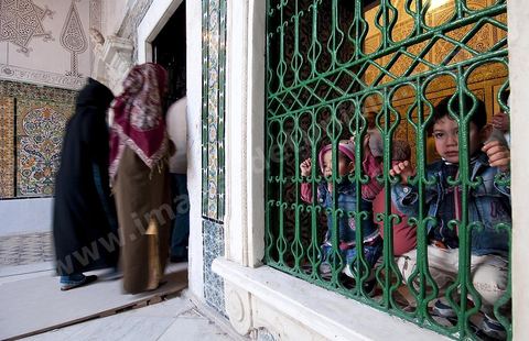 Zaouia Sidi Sahab ou mosquée du barbier le jour de Mouled, fête de la naissance du Prophète, scène de circoncision des enfants