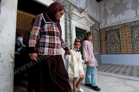 Zaouia Sidi Sahab ou mosquée du barbier le jour de Mouled, fête de la naissance du Prophète, circoncision des jeunes enfants