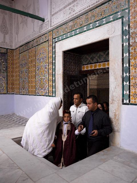 Scène de circoncision à la zoauia Sidi Sahab ou mosquée du Barbier à Kairouan