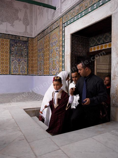 Scène de circoncision à la zoauia Sidi Sahab ou mosquée du Barbier à Kairouan