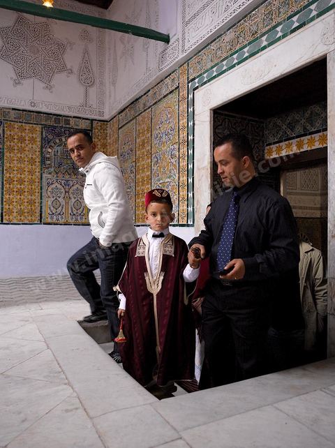 Scène de circoncision à la zoauia Sidi Sahab ou mosquée du Barbier à Kairouan