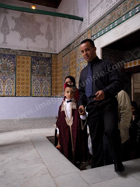 Scène de circoncision à la zoauia Sidi Sahab ou mosquée du Barbier à Kairouan