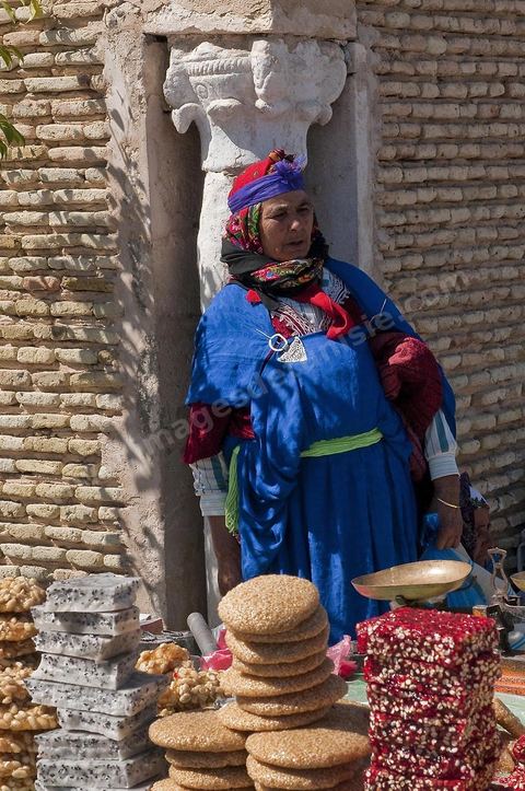 Zaouia Sidi Sahab ou mosquée du barbier le jour de Mouled, fête de la naissance du Prophète, femme en tenue traditionnelle