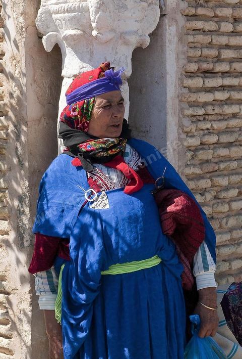 Zaouia Sidi Sahab ou mosquée du barbier le jour de Mouled, fête de la naissance du Prophète, femme en tenue traditionnelle
