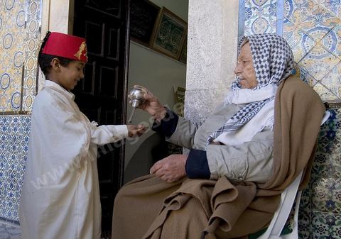 Zaouia Sidi Sahab ou mosquée du barbier le jour de Mouled, fête de la naissance du Prophète, scène de circoncision des enfants