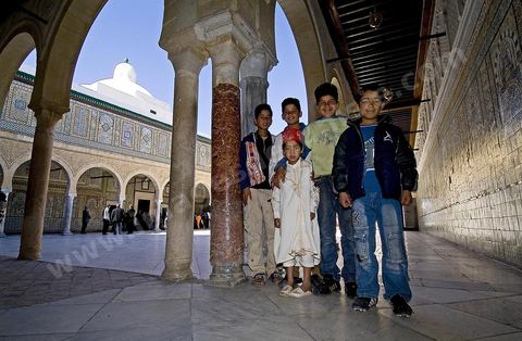 Zaouia Sidi Sahab ou mosquée du barbier le jour de Mouled, fête de la naissance du Prophète, scène de circoncision des enfants