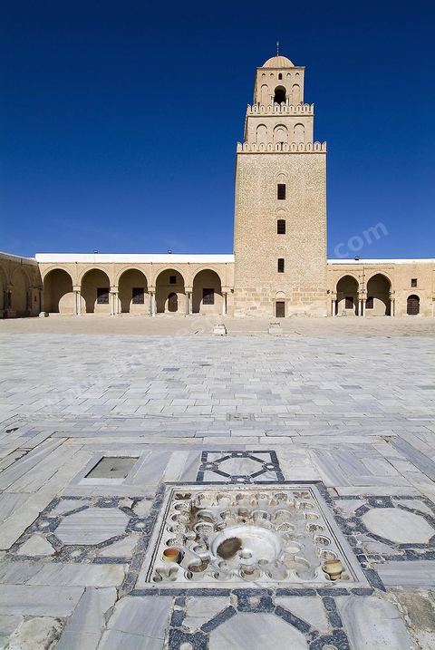 Cour intérieure et minaret de la Grande Mosquée de Kairouan