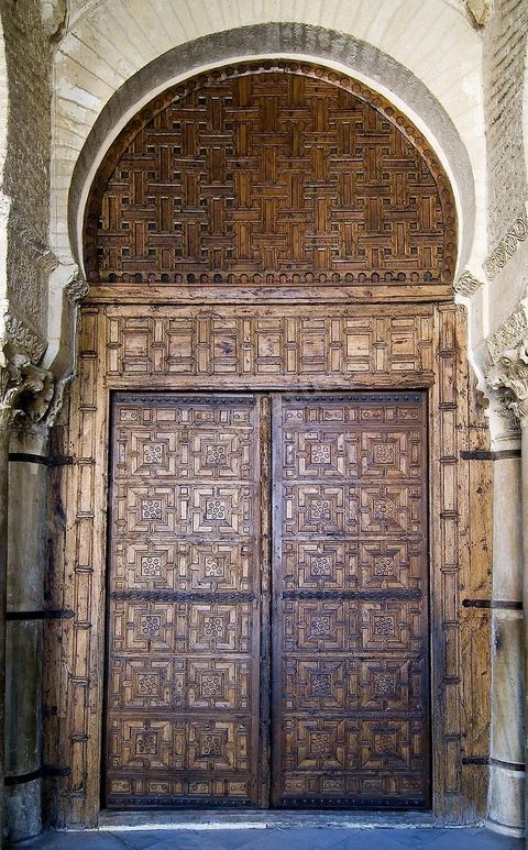 Galerie et porte d'accés de la salle des prières de la grande mosquée de Kairouan